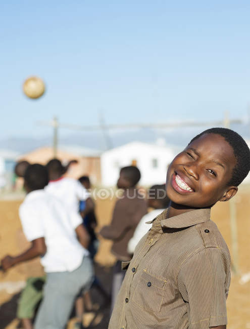 Africano chico sonriendo en tierra campo - foto de stock