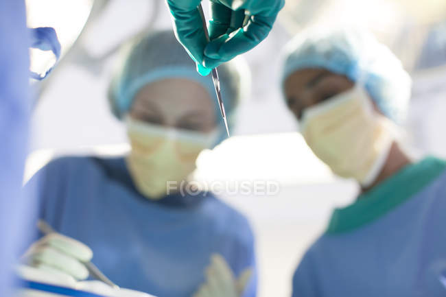 Cirurgiões que trabalham em sala de cirurgia moderna — Fotografia de Stock