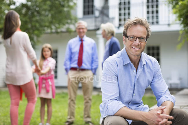 Мужчина улыбается снаружи дома — стоковое фото