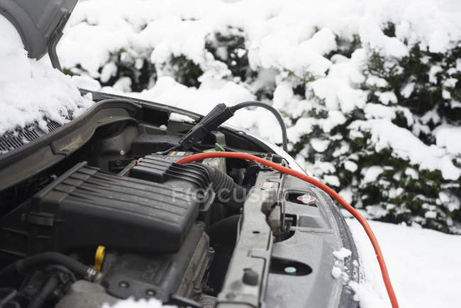 Fils sur batterie de voiture dans la neige — Photo de stock