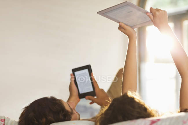 Paar nutzt Tablet-Computer im Bett — Stockfoto
