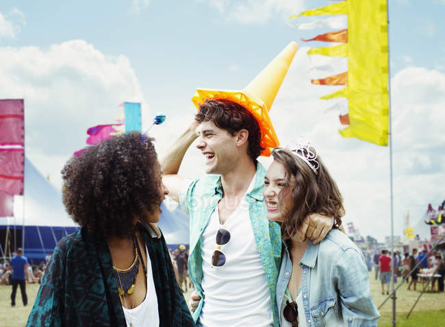 Friends at music festival — Stock Photo