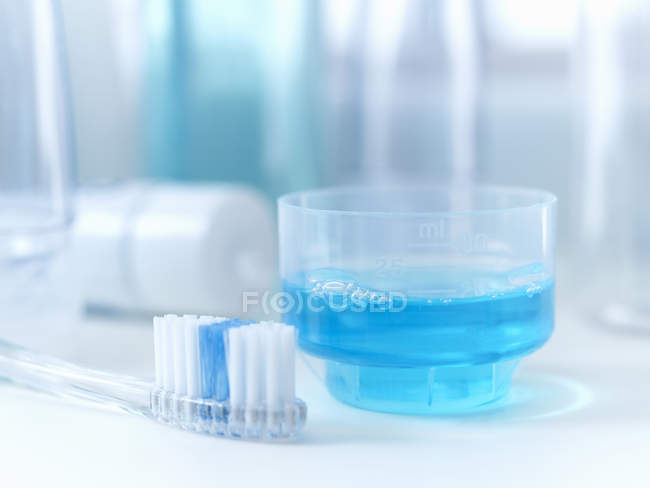 Close up de escova de dentes e enxaguatório bucal — Fotografia de Stock