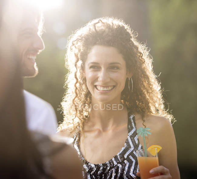 Joven atractivo pareja tomando bebidas al aire libre - foto de stock