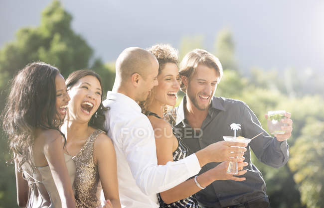 Молоді привабливі друзі сміються разом на вечірці — стокове фото