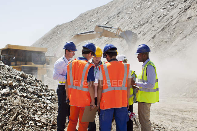 Arbeiter reden tagsüber im Steinbruch — Stockfoto