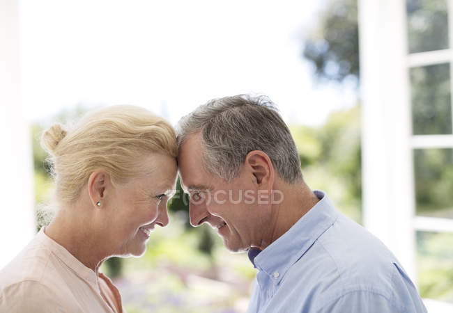 Senior caucasien couple penché tête à tête — Photo de stock