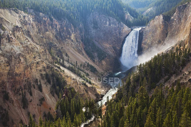 Vue aérienne de la cascade dans le canyon rocheux — Photo de stock