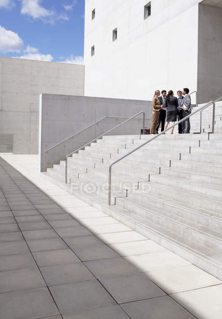 Reunión de empresarios en escaleras urbanas - foto de stock