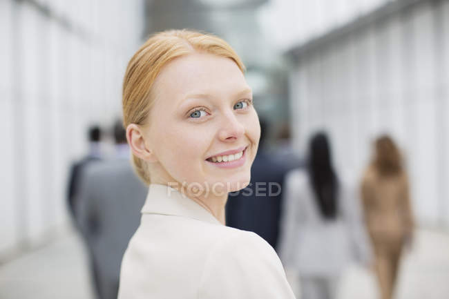 Крупный план портрета улыбающейся деловой женщины — стоковое фото