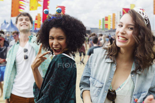 Enthusiastic friends at music festival — Stock Photo