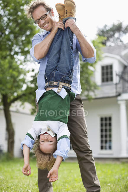 Отец и сын играют вместе на открытом воздухе — стоковое фото