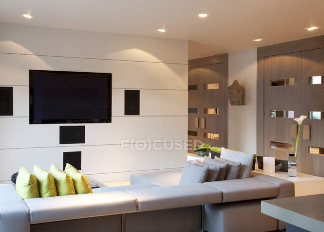 Диван и телевизор в современной гостиной — стоковое фото