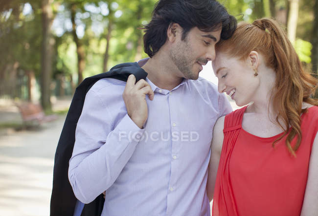 Щаслива пара обіймається в парку — стокове фото