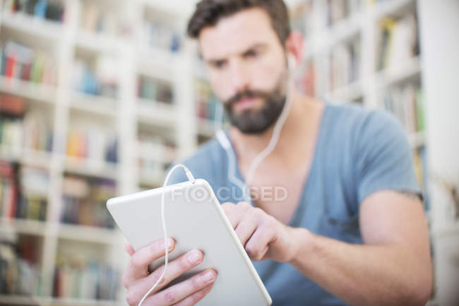 Nahaufnahme eines Mannes, der Musik auf einem digitalen Tablet hört — Stockfoto