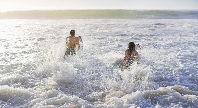 Щаслива біла пара серфінг в океані — стокове фото