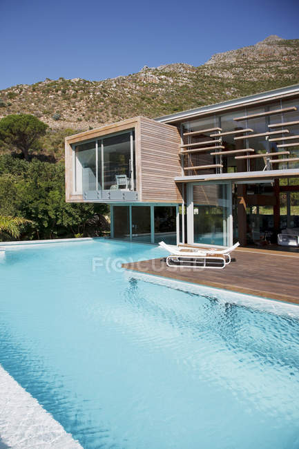 Facciata della casa moderna e piscina — Foto stock