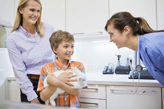 Veterinarian talking to pet owner in veterinary surgery — Stock Photo