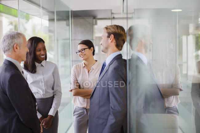 Geschäftsleute unterhalten sich im Bürogebäude — Stockfoto