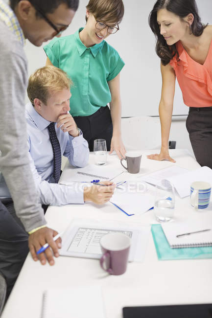 Деловые люди разговаривают на встрече в современном офисе — стоковое фото
