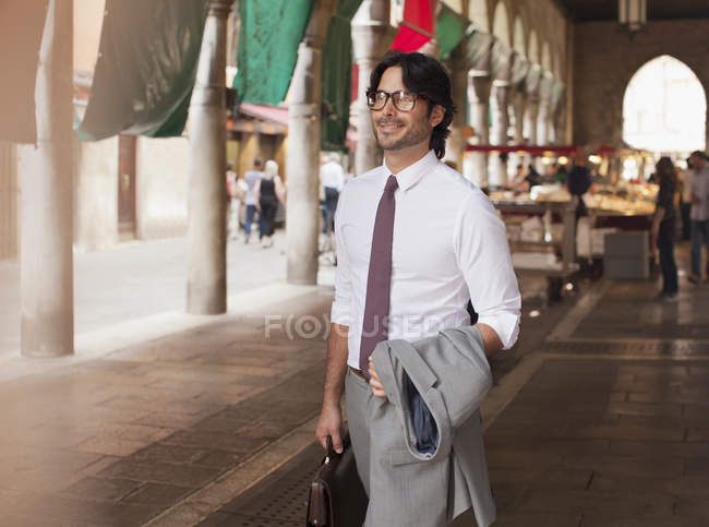 Hombre de negocios sonriente en el mercado al aire libre en Venecia - foto de stock