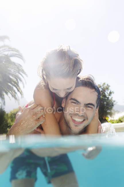 Casal brincando na piscina — Fotografia de Stock