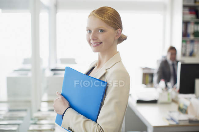 Портрет уверенной деловой женщины с папкой — стоковое фото