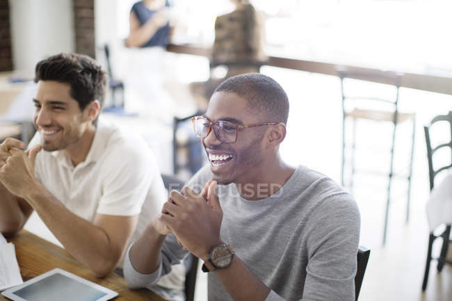 Des hommes d'affaires à une réunion dans un café — Photo de stock