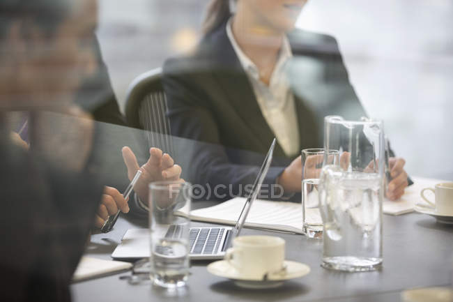 Uomini d'affari in riunione in ufficio moderno — Foto stock