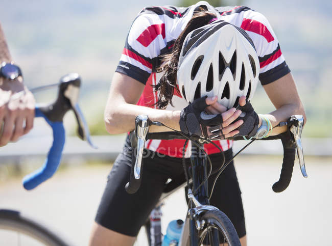 Розчарований велосипедист, відпочиваючи на кермі — стокове фото