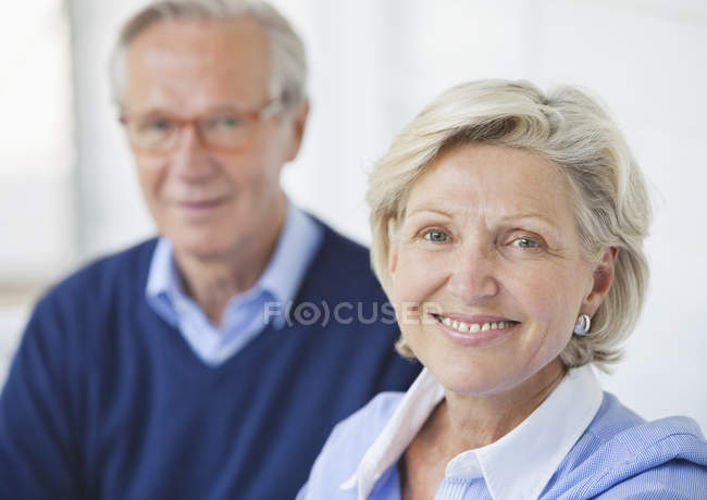 Couple souriant ensemble à l'extérieur — Photo de stock