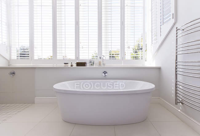 Banheira em banheiro moderno durante o dia — Fotografia de Stock