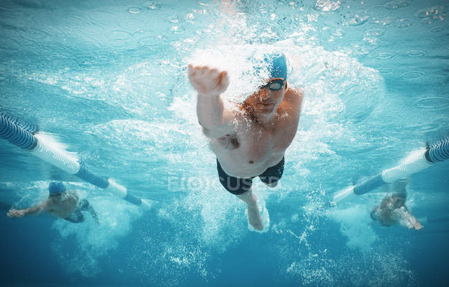 Nuotatori che corrono in piscina acqua — Foto stock