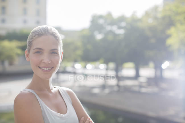 Woman smiling on city streets — Stock Photo