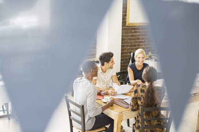 Geschäftsleute unterhalten sich bei Treffen im Café — Stockfoto