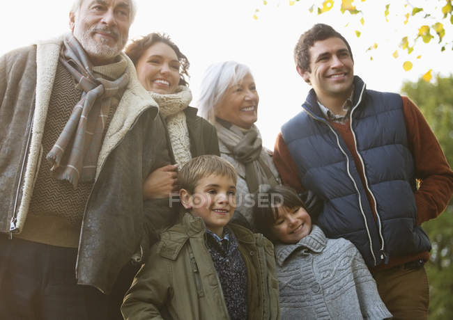 Famiglia felice sorridente insieme nel parco — Foto stock