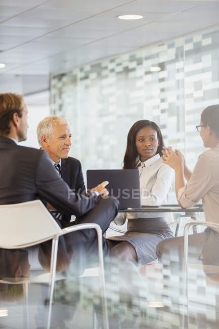 Gente de negocios hablando en reunión en edificio de oficinas - foto de stock