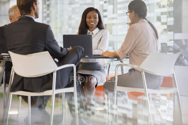 Les gens d'affaires parlent en réunion dans un immeuble de bureaux moderne — Photo de stock