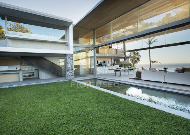 Swimming pool and patio of modern house — Stock Photo
