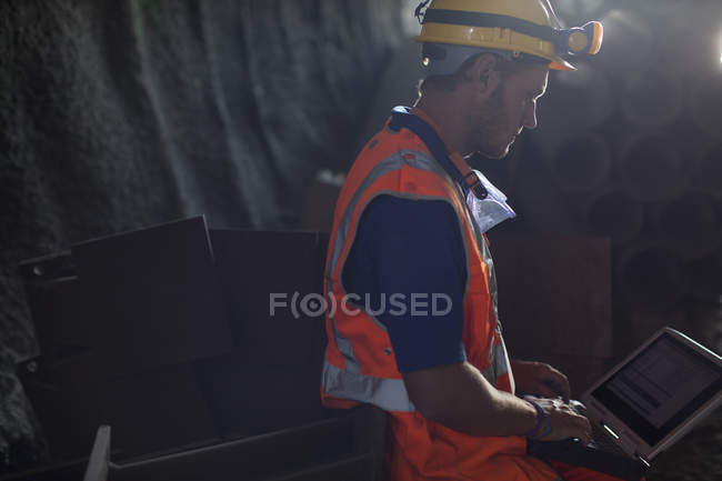 Arbeiter benutzt Laptop im Tunnel — Stockfoto