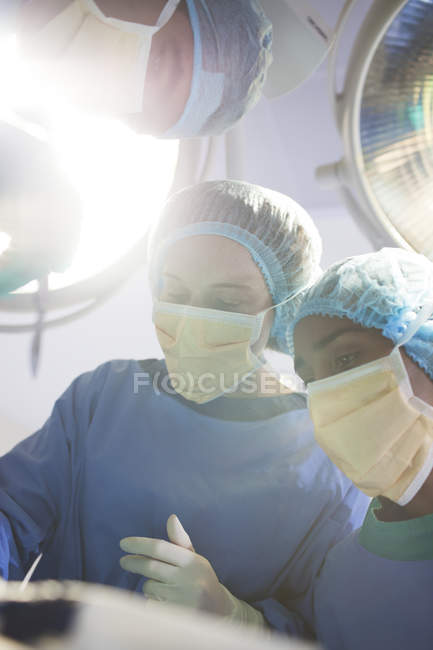 Surgeons working in operating room — Stock Photo