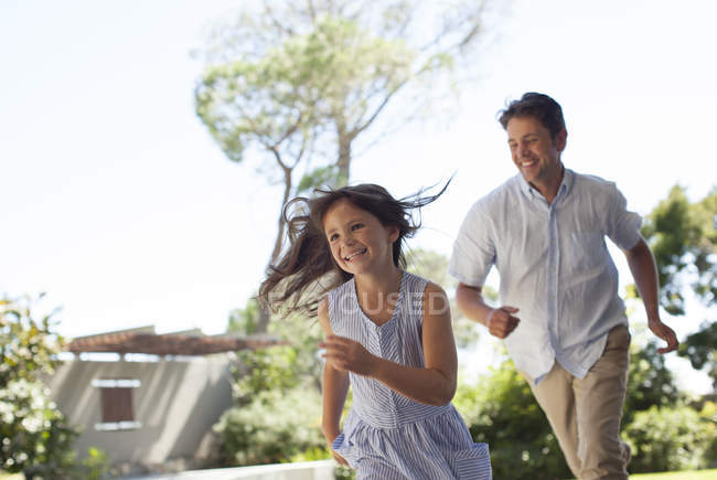 Отец и дочь играют на открытом воздухе — стоковое фото