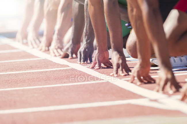 Läufer stehen in den Startlöchern — Stockfoto