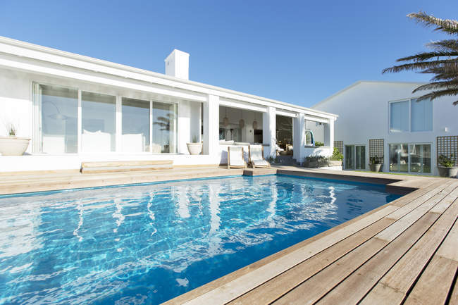Luxury house and swimming pool — Stock Photo