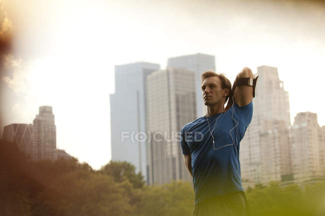 Läufer dehnt sich vor dem Training im Stadtpark — Stockfoto