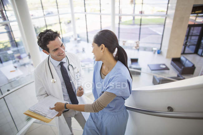 Médecin et infirmier parlant sur escalier à l'hôpital — Photo de stock