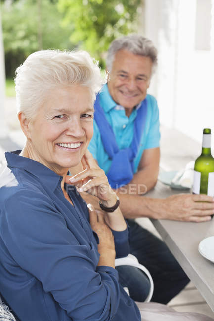 Paar lächelt gemeinsam am Tisch — Stockfoto