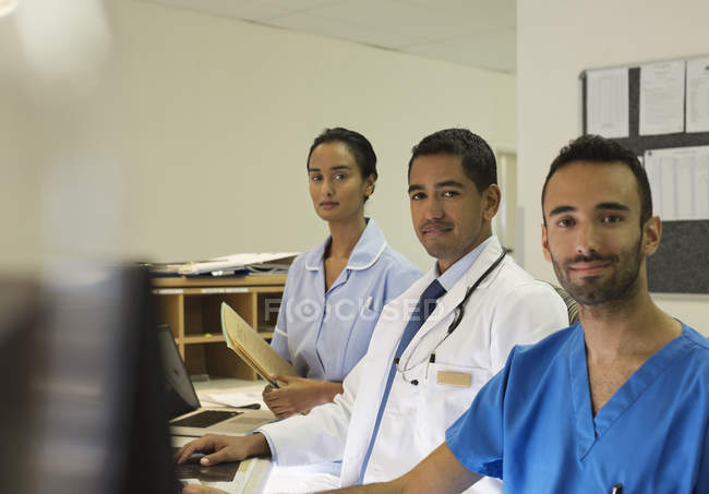 Сотрудники больницы стоят за стойкой регистрации — стоковое фото