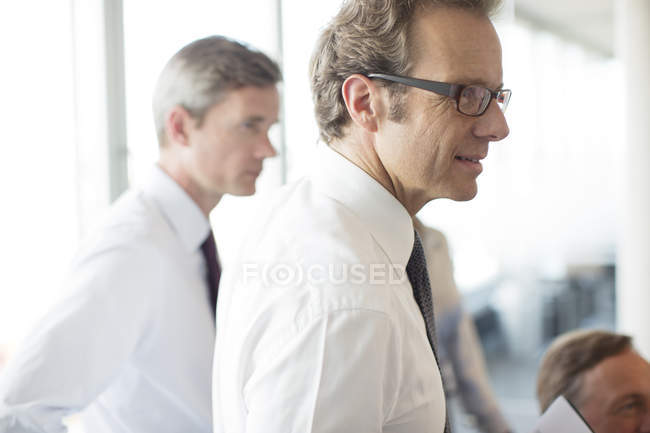 Les hommes d'affaires parlent en réunion au bureau moderne — Photo de stock