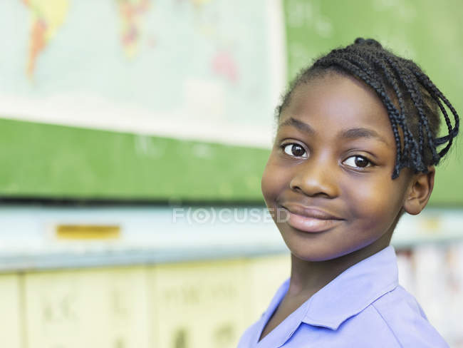 Afro-americano estudante sorrindo em classe — Fotografia de Stock